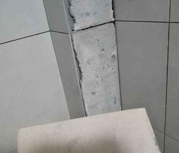 浦北瓷砖空鼓维修公司分享下厨房瓷砖脱落的补救措施。